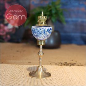 Đèn dầu thờ men lam Bát Tràng chân đồng vẽ hoa văn BT-ĐT08