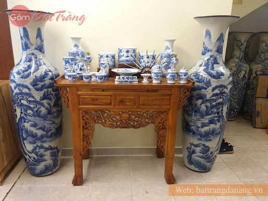 Một bộ đồ thờ cúng men xanh vẽ kỹ