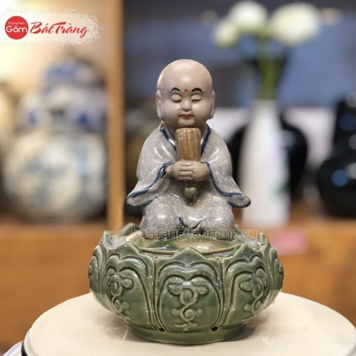 Lư xông trầm chú tiểu ngồi tòa sen