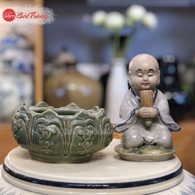 Lư xông trầm chú tiểu ngồi tòa sen