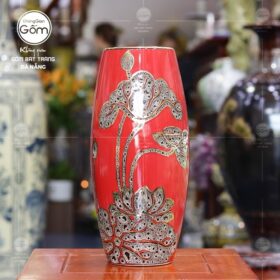 Lọ hoa màu đỏ dáng bom hoạ tiết sen vẽ vàng BT-BH33