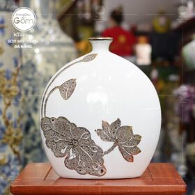 Lọ hoa màu trắng dáng dẹp hoạ tiết sen vẽ vàng BT-BH28