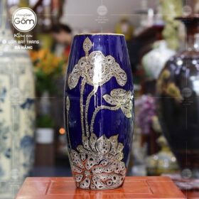 Lọ hoa màu xanh dương đậm dáng bom hoạ tiết sen vẽ vàng BT-BH16
