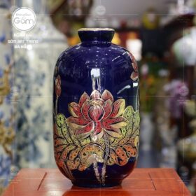 Lọ hoa màu xanh dương đậm dáng trụ tròn hoạ tiết sen đỏ vẽ vàng BT-BH12