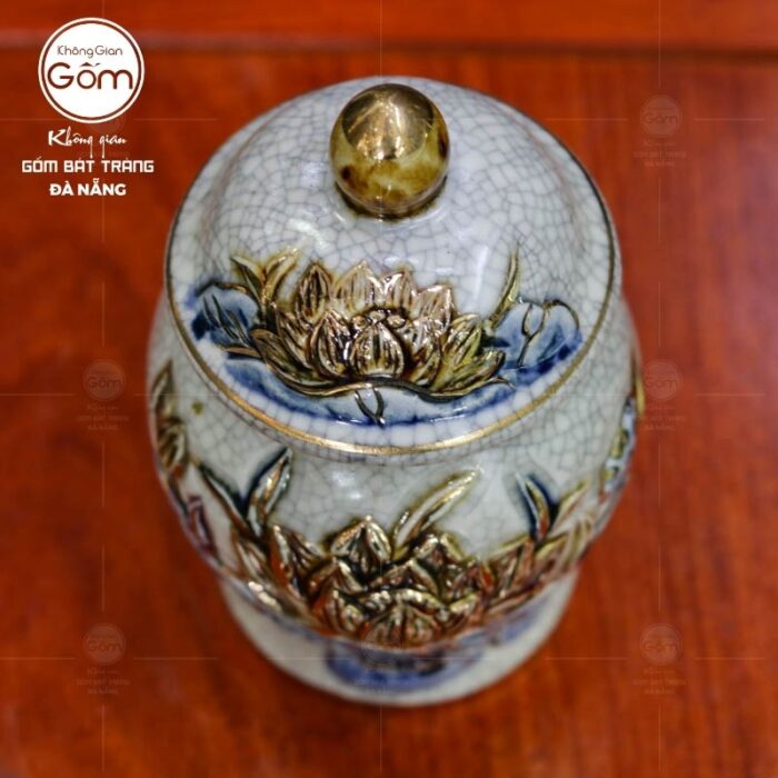 choe-tho-bat-trang-men-ran-ve-vang-hoa-tiet-hoa-sen-4