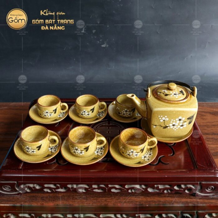 bo-am-chen-dang-vuong-men-mat-hoa-dao-trang