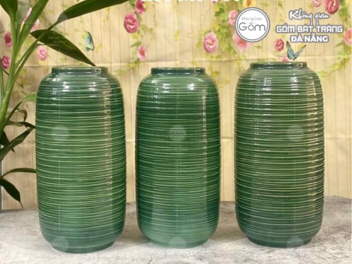 lo-hoa-bat-trang-dang-bom-hoa-tiet-vien-ngang-vuot-tay-mau-xanh-ngoc (4)