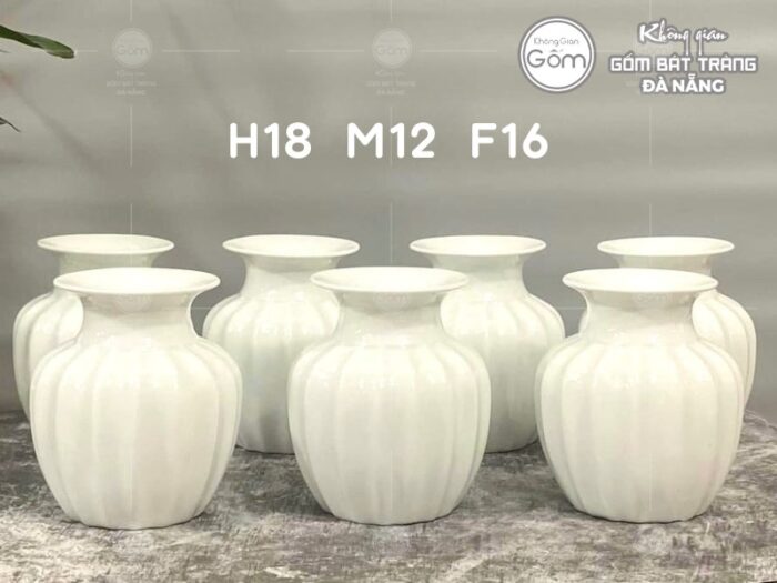 lo-hoa-bat-trang-dang-vo-hoa-tiet-mui-soc-mau-trang (3)