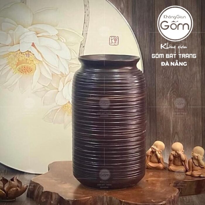 lo-hoa-gom-su-bat-trang-dang-phich-hoa-tiet-vien-ngang-vuot-tay-mau-nau-moc (1)