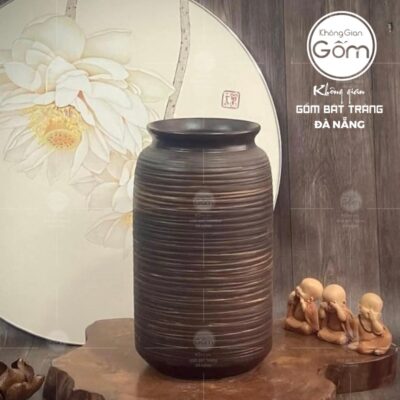 lo-hoa-gom-su-bat-trang-dang-phich-hoa-tiet-vien-ngang-vuot-tay-mau-nau-moc (2)
