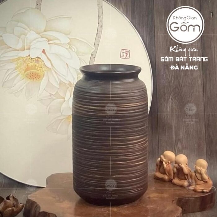 lo-hoa-gom-su-bat-trang-dang-phich-hoa-tiet-vien-ngang-vuot-tay-mau-nau-moc (2)