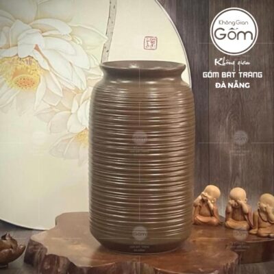 lo-hoa-gom-su-bat-trang-dang-phich-hoa-tiet-vien-ngang-vuot-tay-mau-nau-moc (3)
