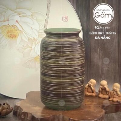 lo-hoa-gom-su-bat-trang-dang-phich-hoa-tiet-vien-ngang-vuot-tay-mau-nau-moc (4)