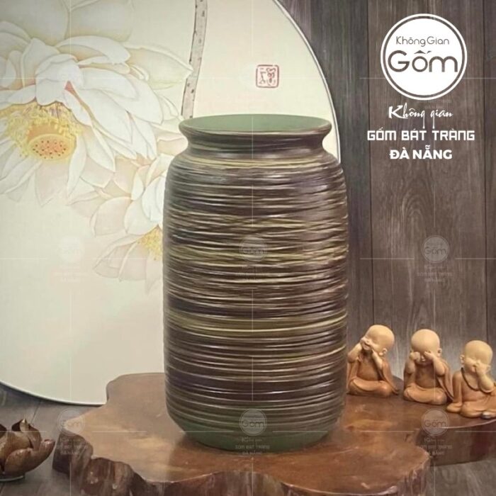 lo-hoa-gom-su-bat-trang-dang-phich-hoa-tiet-vien-ngang-vuot-tay-mau-nau-moc (4)