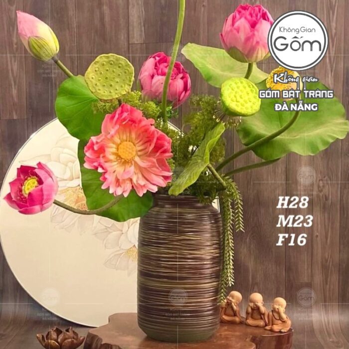 lo-hoa-gom-su-bat-trang-dang-phich-hoa-tiet-vien-ngang-vuot-tay-mau-nau-moc (8)