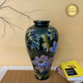 Lọ chân thon cao màu đen hoạ tiết hoa sen tím BT-BH73