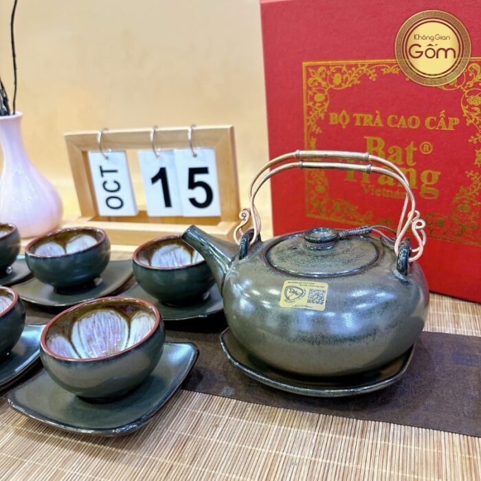 bo-am-tra-to-thanh-son-dang-am-giang-tay-mau-reu-3