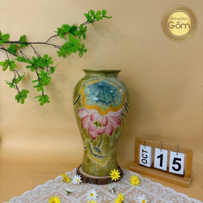 Lọ hoa đùi dế màu cốm vẽ hoa sen 3D gốm sứ Bát Tràng BT-BH106