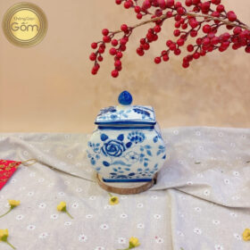 Hũ mứt dáng hình thoi hoạ tiết hoa dây men lam vẽ tay BT-HM05