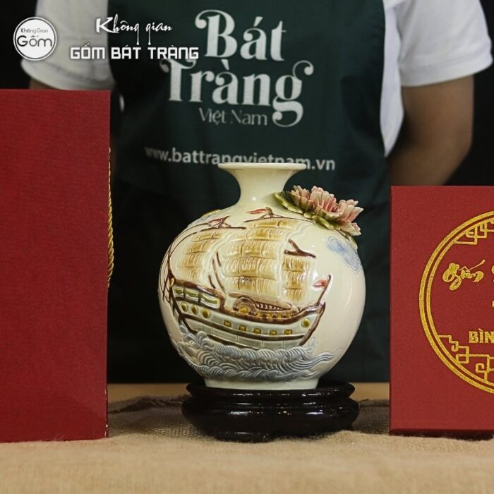 binh-hut-loc-gom-su-bat-trang-hoa-tiet-thuan-buom-xuoi-gio-men-hanh-vang-dap-noi (3)