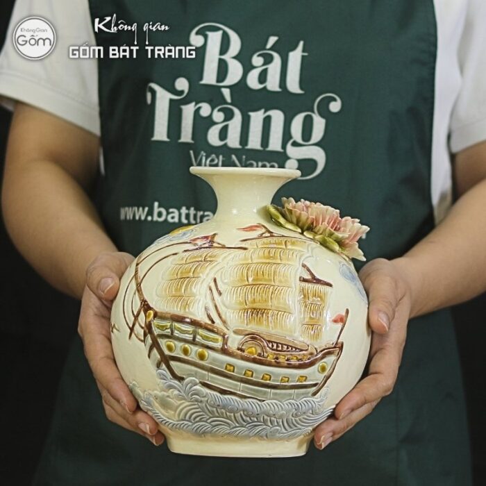 binh-hut-loc-gom-su-bat-trang-hoa-tiet-thuan-buom-xuoi-gio-men-hanh-vang-dap-noi (4)