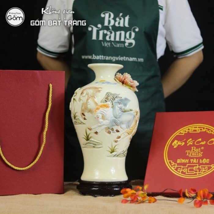 mai-binh-tich-loc-gom-su-bat-trang-hoa-tiet-ma-dao-thanh-cong-dap-noi (1)