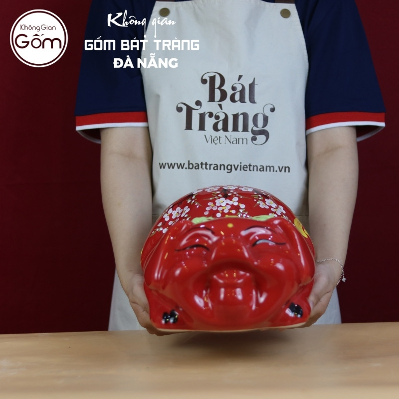 Mẫu lợn đất này nổi bật với đôi mắt híp và chiếc bụng phệ căng tròn