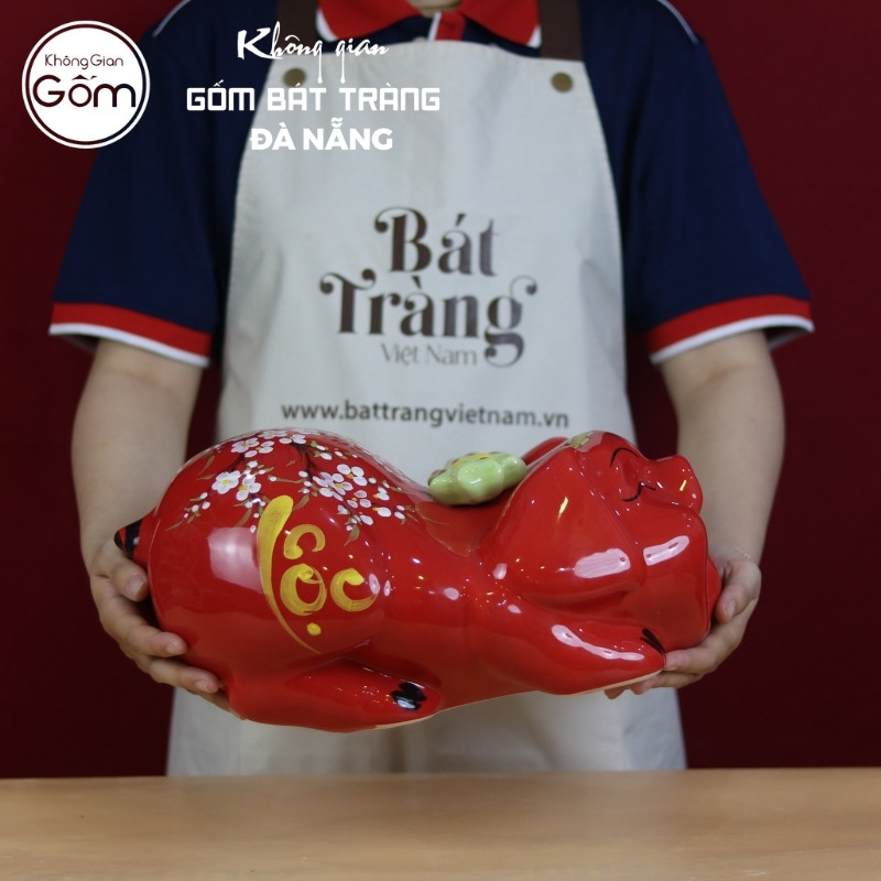 Lợn đất Bát Tràng mắt híp bụng phệ dáng nằm màu đỏ gắn nơ xanh HĐ-24 - Ảnh 4