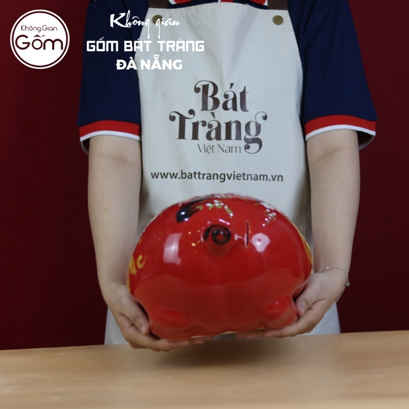 Lợn đất Bát Tràng mắt híp bụng phệ dáng nằm màu đỏ gắn nơ xanh HĐ-24 - Ảnh 5