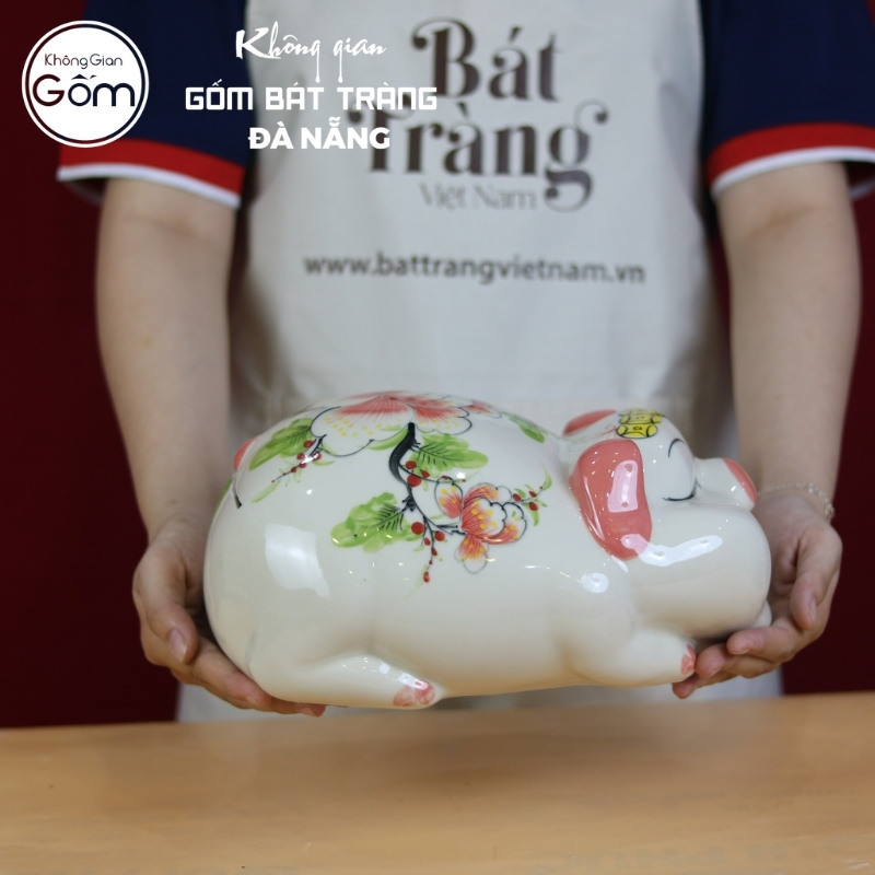 Toàn bộ heo đất được phủ men trắng bóng, mịn màng