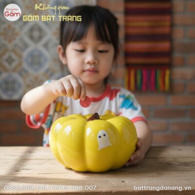 Cận cảnh chiếc heo đất bí ngô Bát Tràng màu vàn...