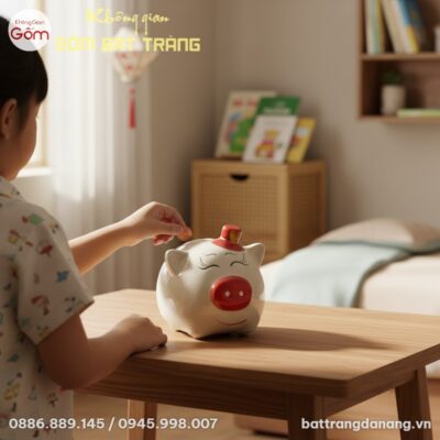 Cận cảnh chú heo đất Bát Tràng đội mũ trắng men...