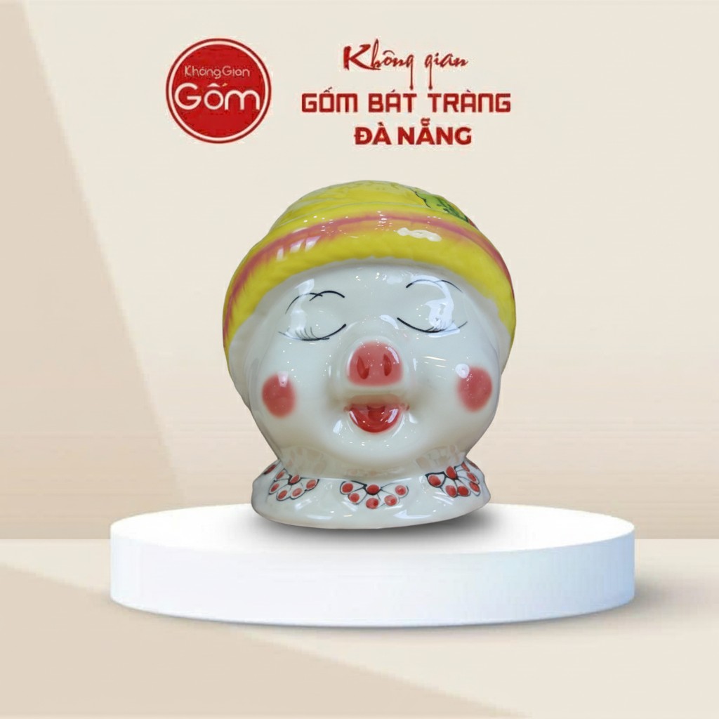 Heo đất gốm sứ Bát Tràng mắt cười híp đội mũ vàng