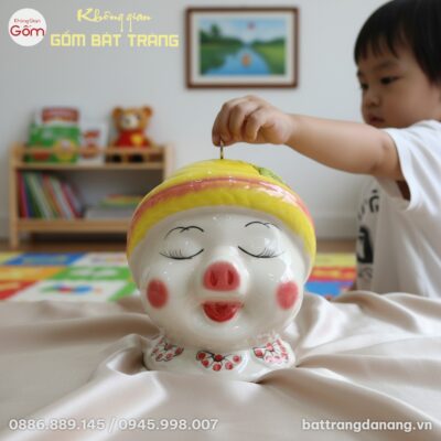 Cận cảnh heo đất Bát Tràng mắt cười híp đội mũ ...