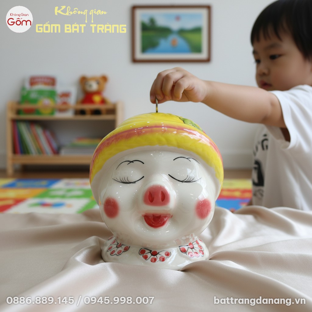 Cận cảnh heo đất Bát Tràng mắt cười híp đội mũ ...