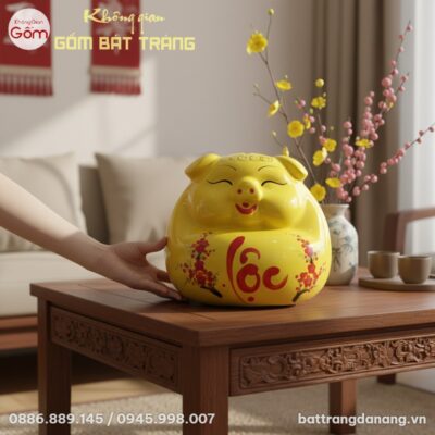 Một bàn tay thanh lịch đang nhẹ nhàng đặt chú H...