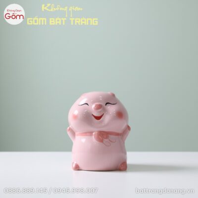 Cận cảnh chú heo đất gốm sứ hồng đang cười, với...