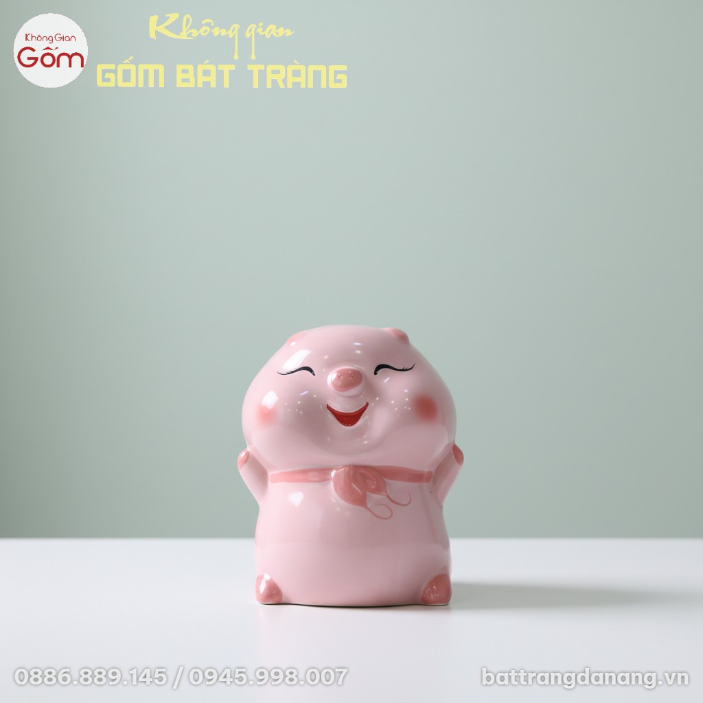 Cận cảnh chú heo đất gốm sứ hồng đang cười, với...