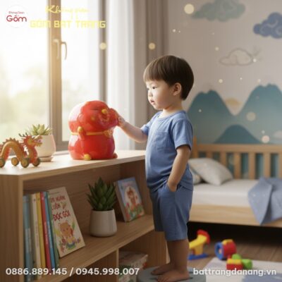 Heo đất gốm sứ Bát Tràng màu đỏ rực rỡ đặt trên...