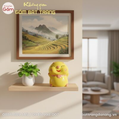 Chú heo đất gốm sứ vàng tươi tắn trên kệ gỗ tre...