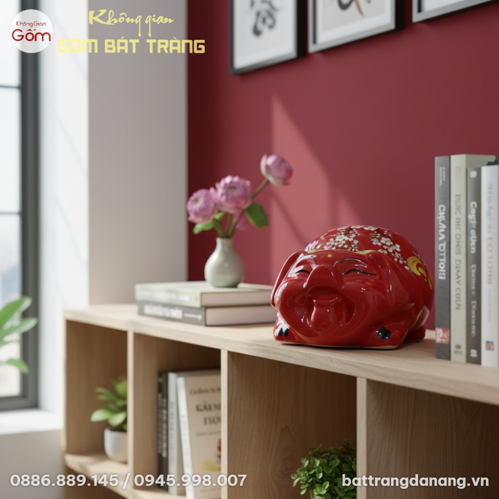 Chú lợn đất Bát Tràng màu đỏ tươi nổi bật trên ...