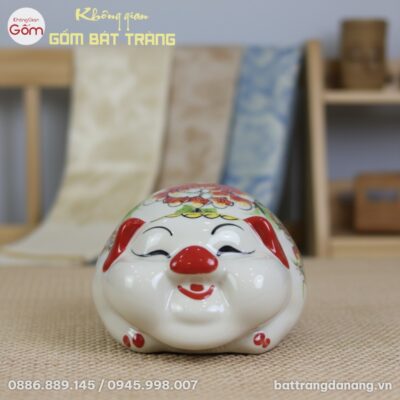 Ảnh chụp cận cảnh chú lợn đất Bát Tràng màu trắ...