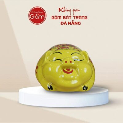 Lợn đất Bát Tràng mắt híp bụng phệ dáng nằm màu vàng - Ảnh đại diện