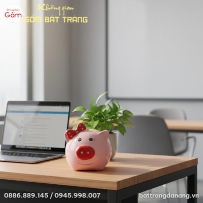 Chú lợn đất Bát Tràng màu hồng tươi tắn đặt ở g...