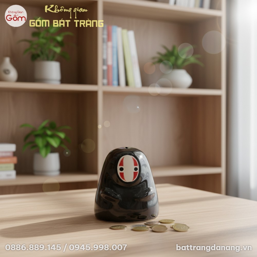 Ống tiết kiệm Vô Diện Bát Tràng đặt trên bàn là...