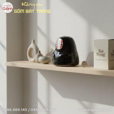 Ống tiết kiệm Vô Diện Bát Tràng được trưng bày ...