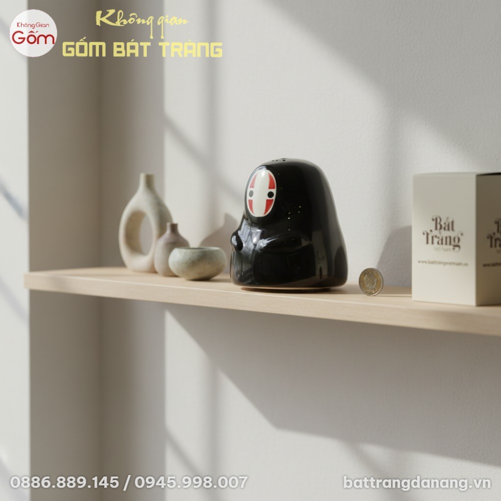 Ống tiết kiệm Vô Diện Bát Tràng được trưng bày ...