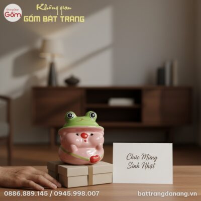 Cận cảnh ống tiết kiệm gốm sứ hình ếch con được...