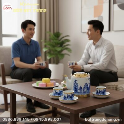 cận cảnh bộ ấm trà Bát Tràng men lam vẽ Trúc Lâ...