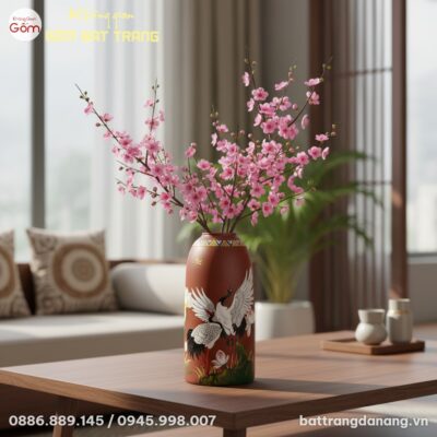 Một bình hoa gốm sứ dáng chuông màu đỏ nâu, họa...